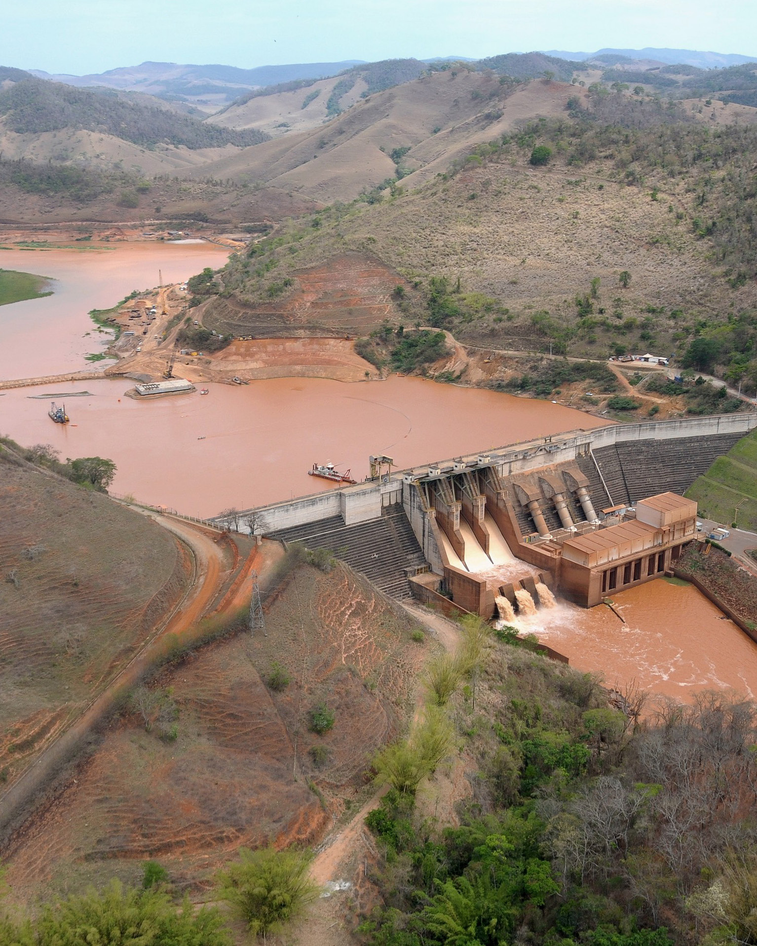 Aerial photo of the area affected by a dam breaking in Mariana, Minas Gerais (Source: Vinícius Mendonça/IBAMA Brazil, 2017, CC BY 2.0, via Wikimedia Commons).