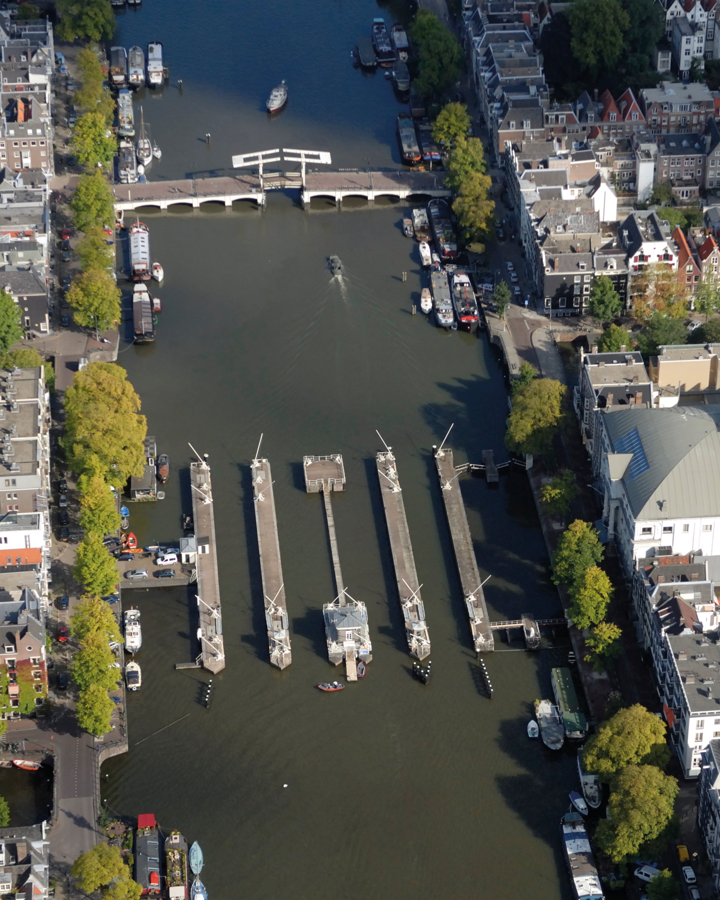 The Amstel Locks (1673) protected the Amstel River’s upstream areas, which are important for food production, from poor water quality by flushing water. The locks still play an important role in Amsterdam water management.